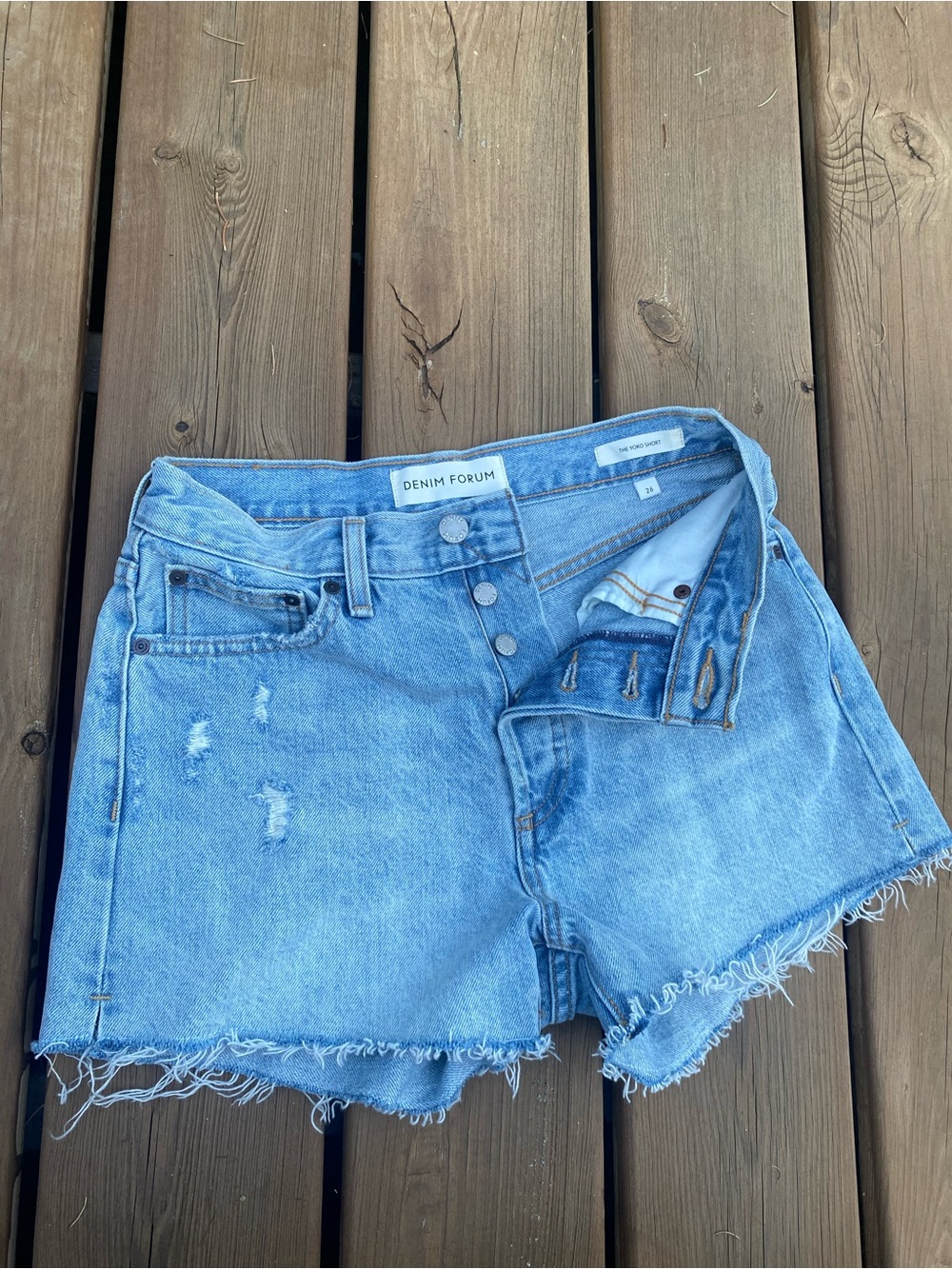 ARITZIA DENIM FORUM the yoko high rise cut off shorts size 26